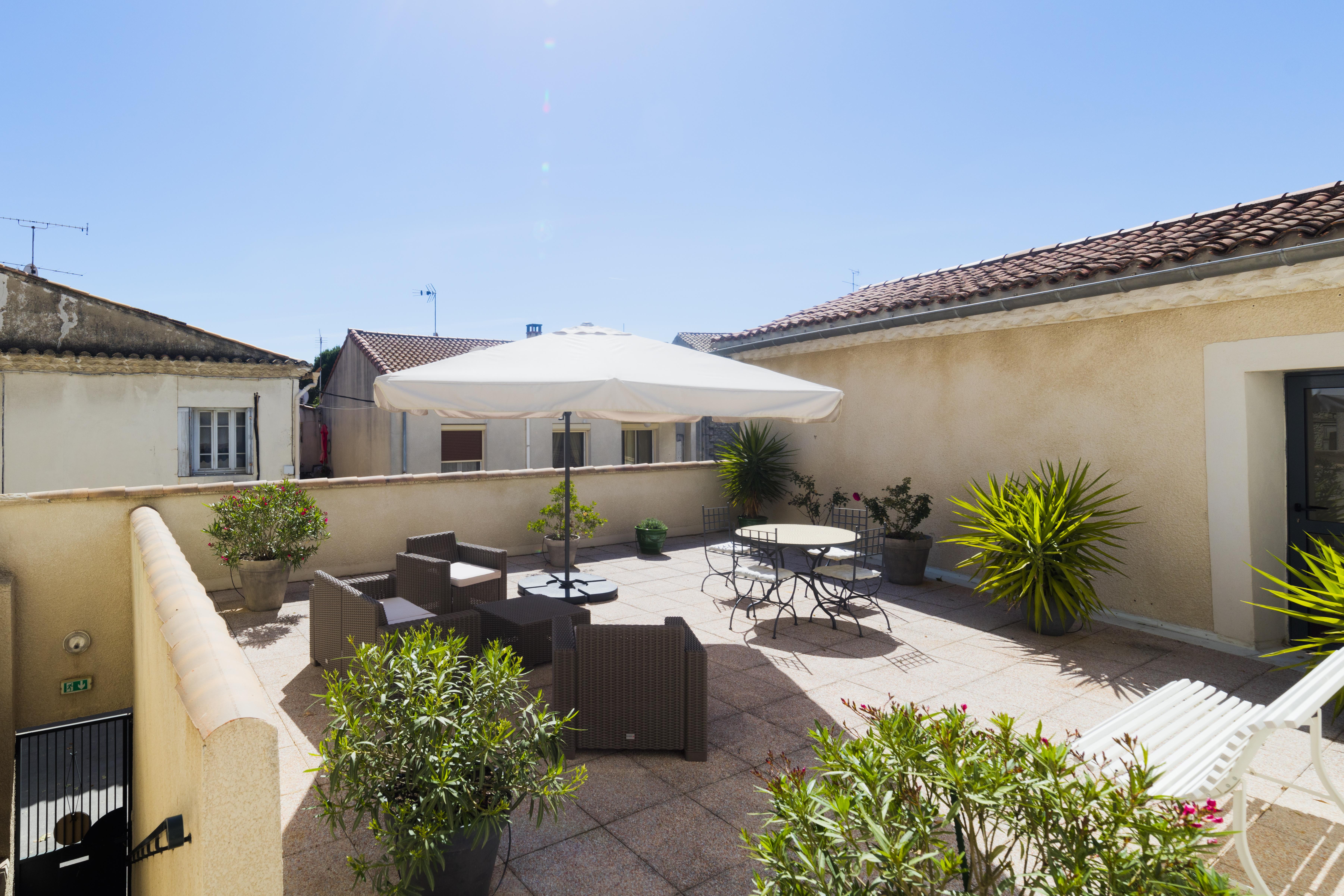 Logis Hotel Restaurant Le Cours Saint-Gilles  Exterior photo