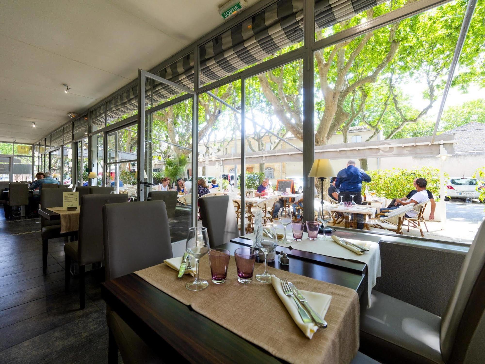 Logis Hotel Restaurant Le Cours Saint-Gilles  Exterior photo